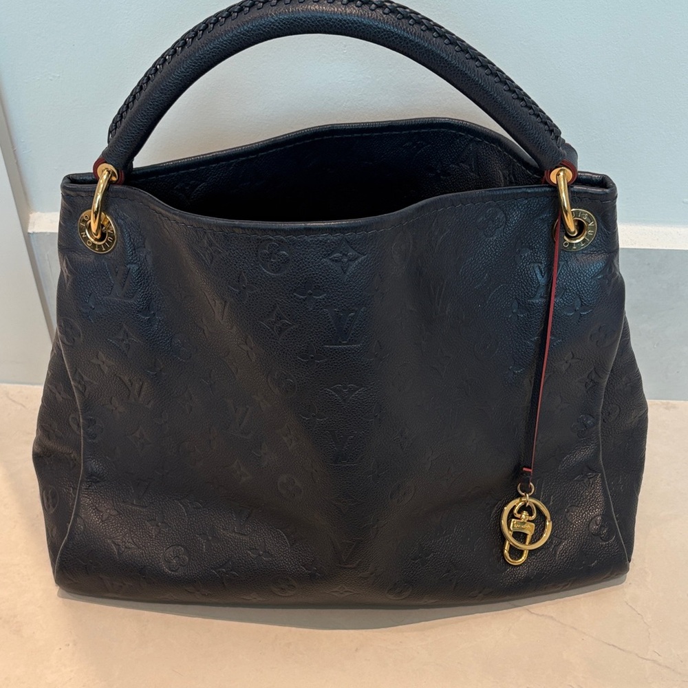 Louis Vuitton Elegant Black Shoulder Bag
